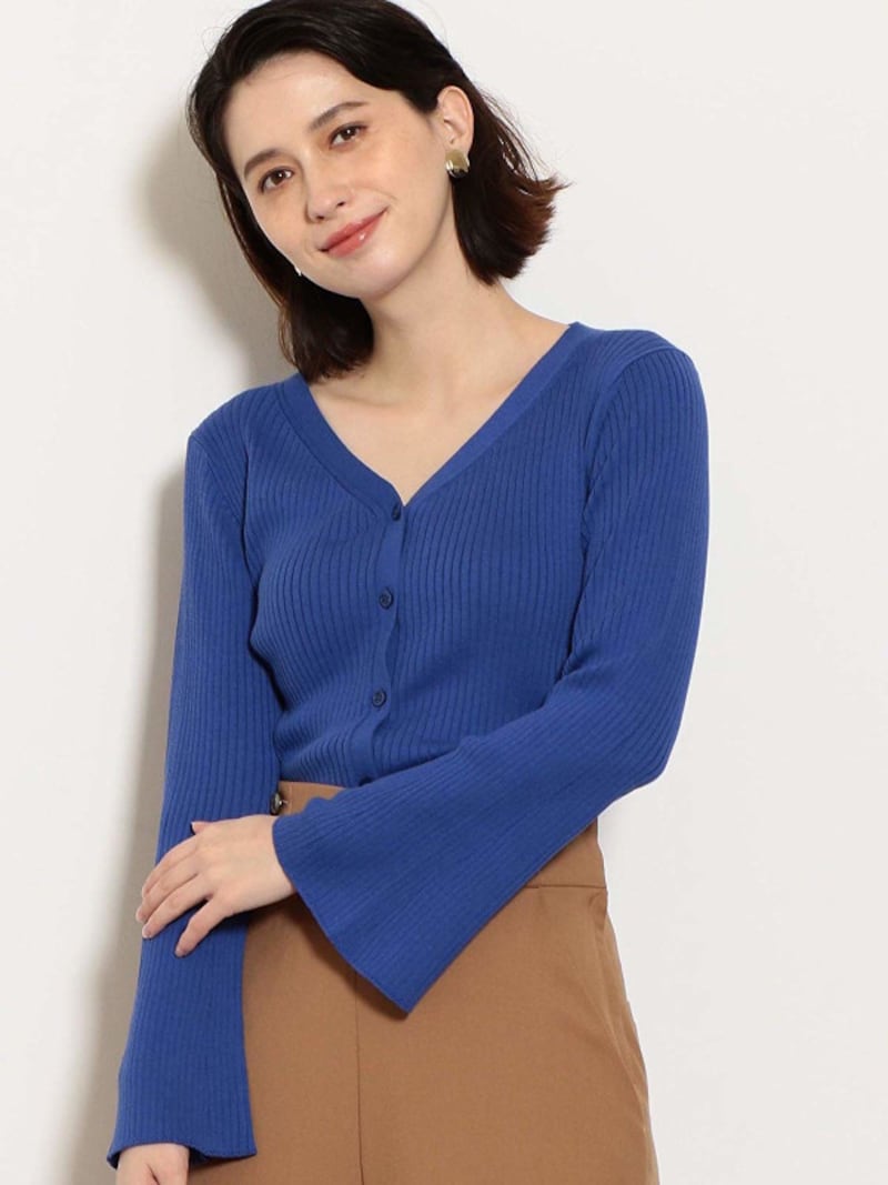 ロイヤルブルーのセーターとブラウンのスカートのコーデ