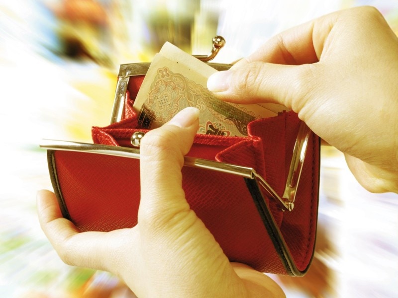 赤い財布を持つと、支出が増える？
