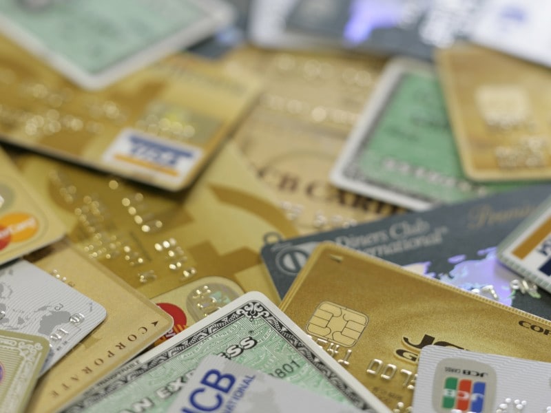 たくさんのクレジットカードを持つと借金が増える?