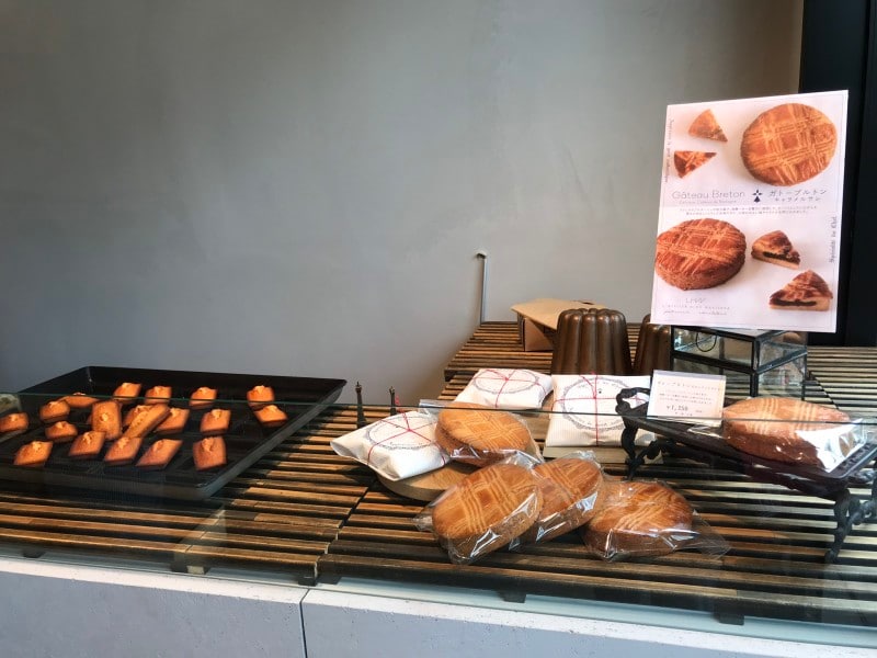 フィナンシェなど焼き立ての焼き菓子が並ぶ