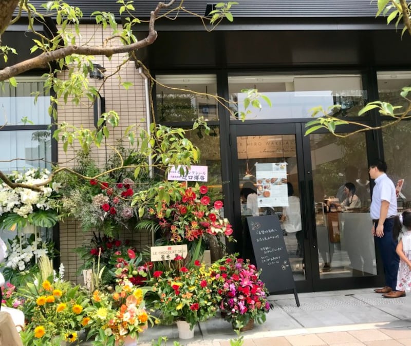 オープン時はたくさんのお花が店頭を彩っていました