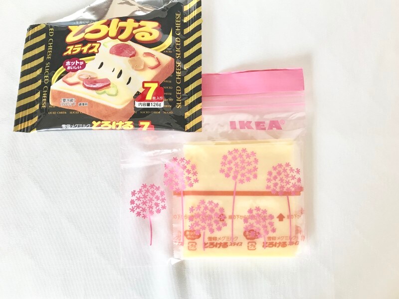 開封後のスライスチーズも乾燥を防ぐため、0.4リットルサイズに収納