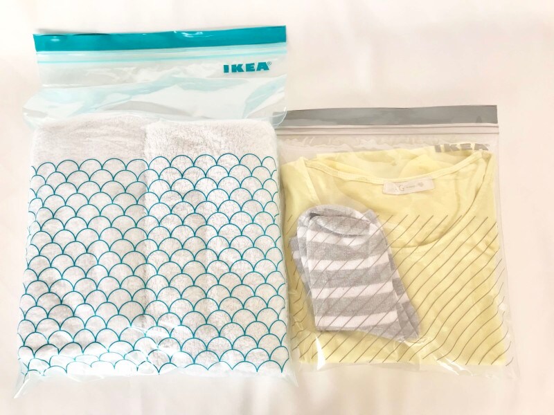 4.5リットルサイズにはタオル、2.5リットルサイズに着替えを収納