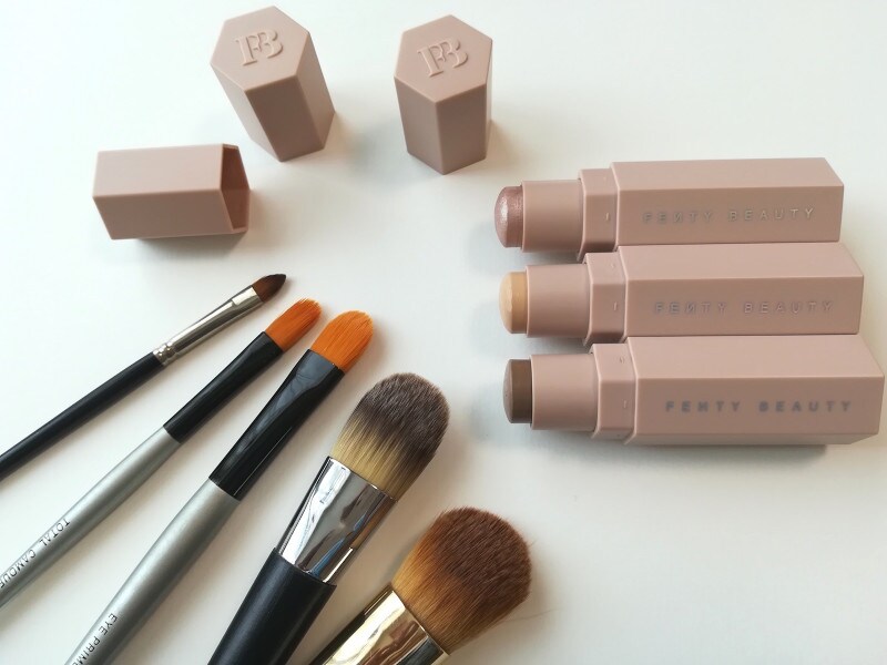 リネンをファンデとして使うときは太めのブラシ、アンバーをアイシャドウに使うときは細めのブラシというように、手持ちの道具を活用しています