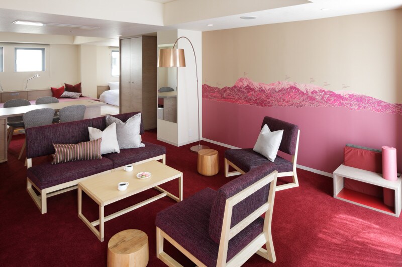 ボルドーカラーの客室