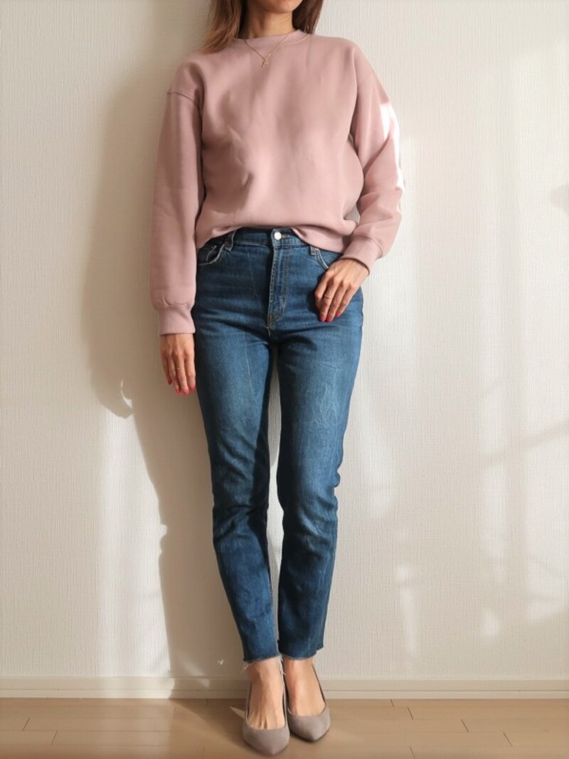 シンプルにデニムを合わせてもオシャレにキマるスウェットは珍しいのでレア
