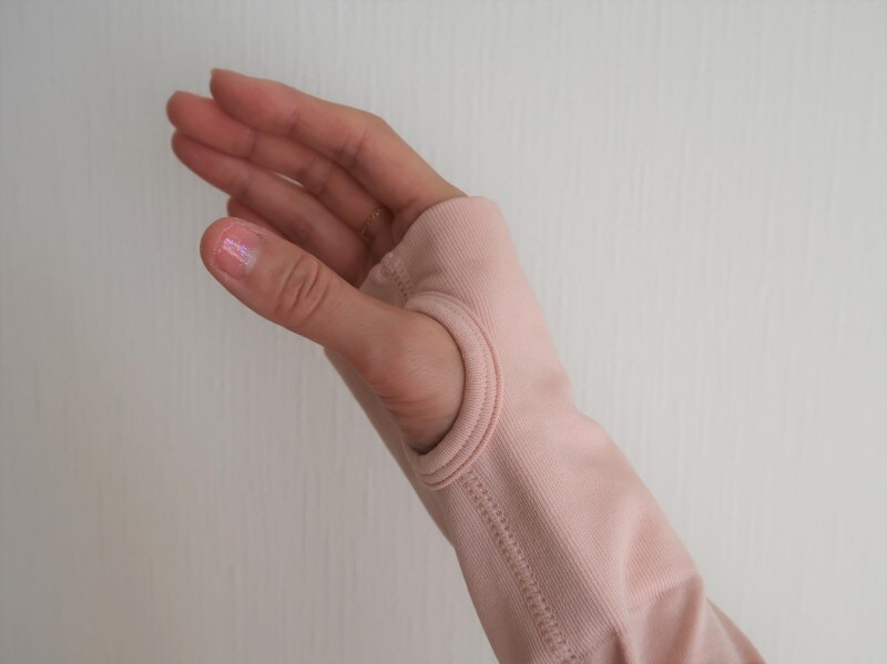 袖のもたつきを防ぐ親指ホールのあるデザイン