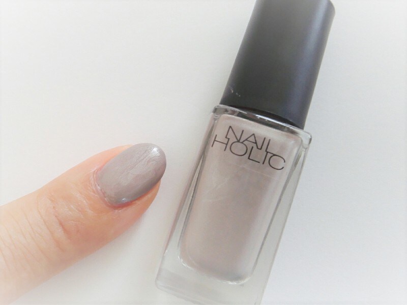 グレイッシュなベージュも繊細なパールのおかげで知的で女性らしい印象に