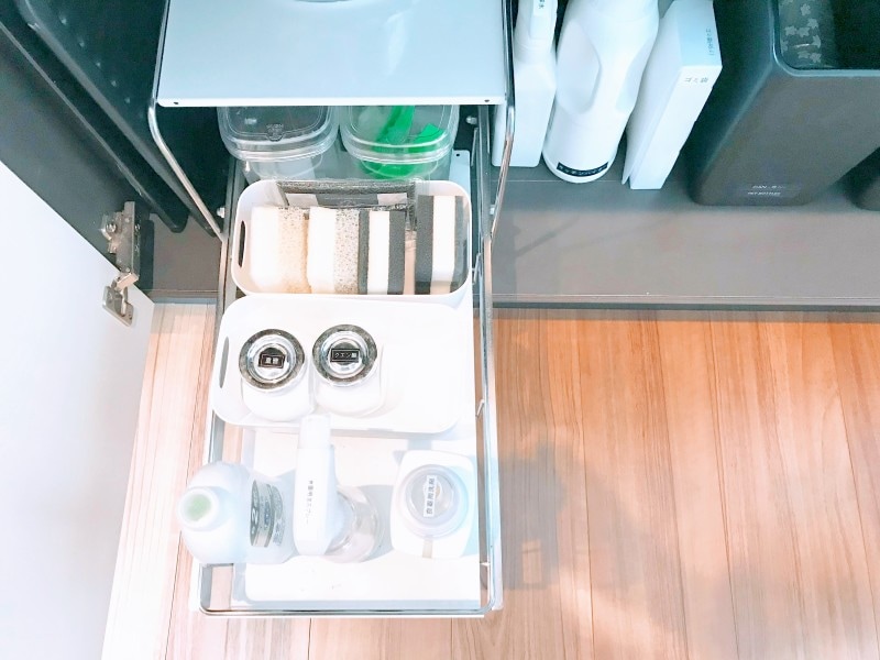 引き出し式のラックを入れて奥の物まで取り出しやすく