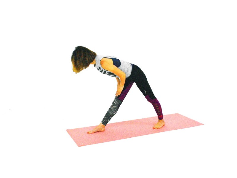 パールシュヴォッターナーサナ2 両手を太ももに添え、上体をゆっくり倒します。