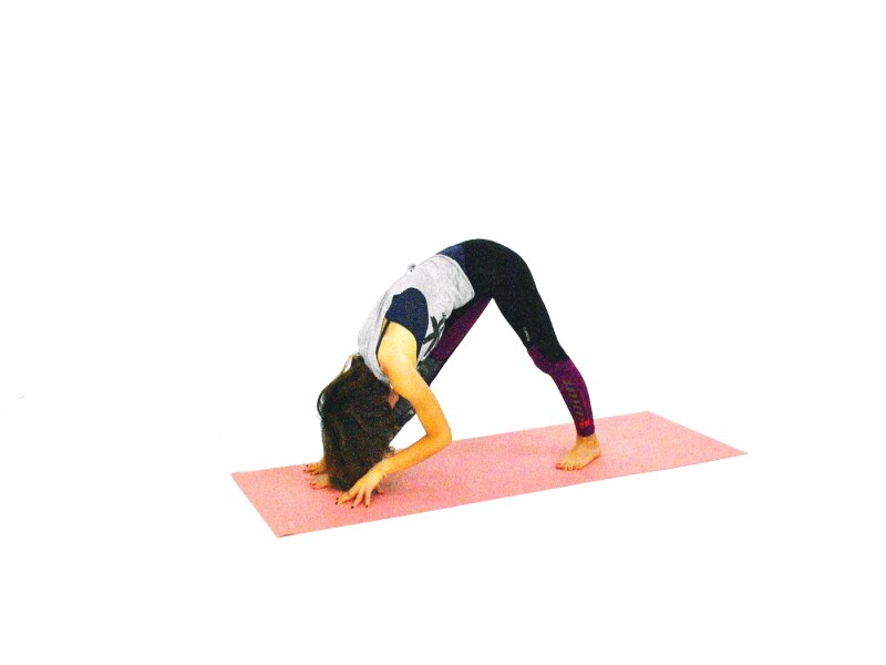 パールシュヴォッターナーサナ3 背骨を伸ばしたまま、前足につける意識で前屈を深めます。