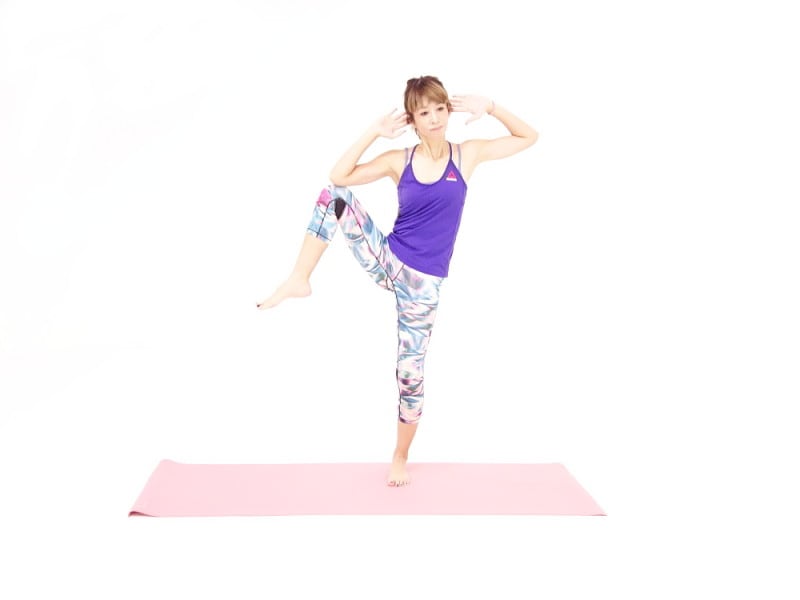 バランス体幹エクササイズ2 右膝と右肘をタッチします。