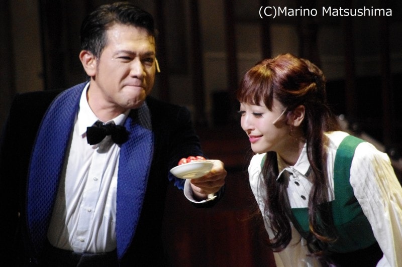 ヒギンズは姑息にも⁈、“お菓子で釣る”作戦も展開。(C)Marino Matsushima