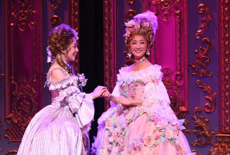 ランバル公爵夫人（彩乃かなみ）、マリー・アントワネット（花總まり）写真提供：東宝演劇部