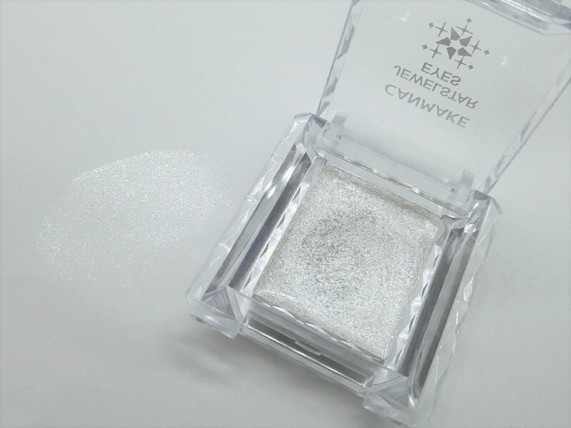 大小ちりばめられたパールがまぶたの動きにあわせて印象的に輝きます!