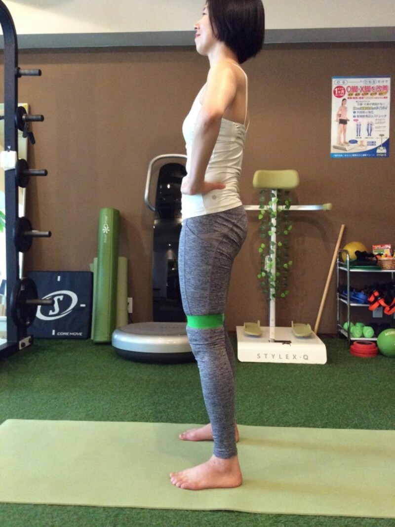 動作1. 足を肩幅に開き、両手を腰におきます