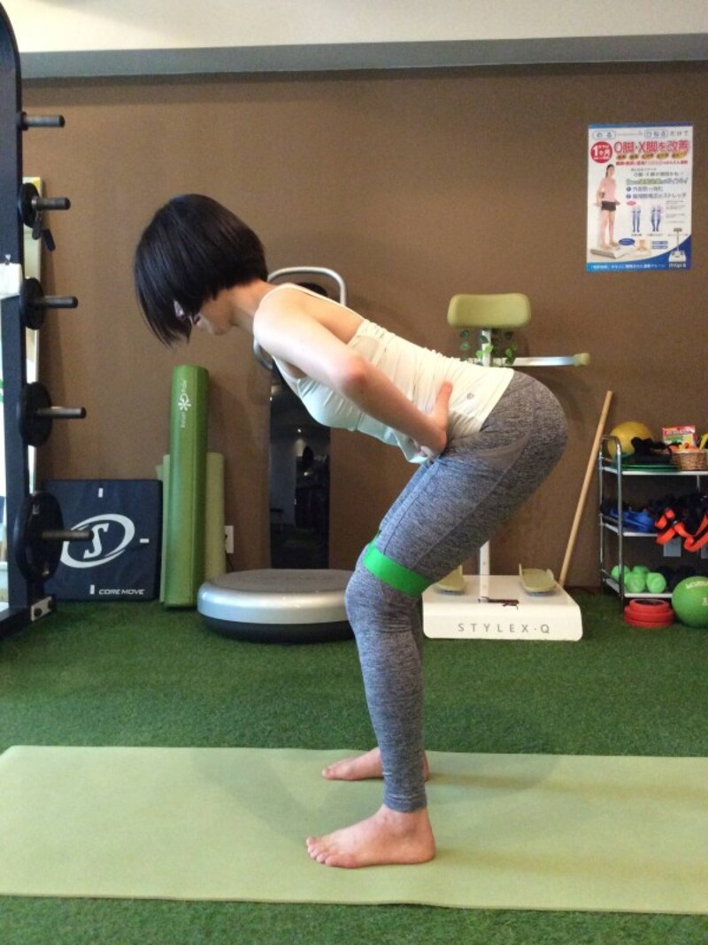 動作2. お辞儀をするようにお尻を後方へ引きます