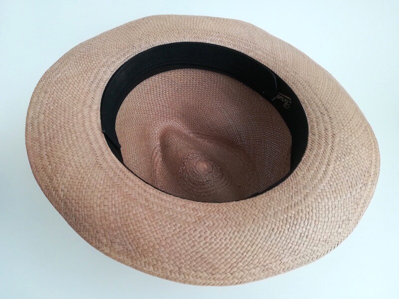 スベリと同じ黒の汗止めライナーをつけた帽子