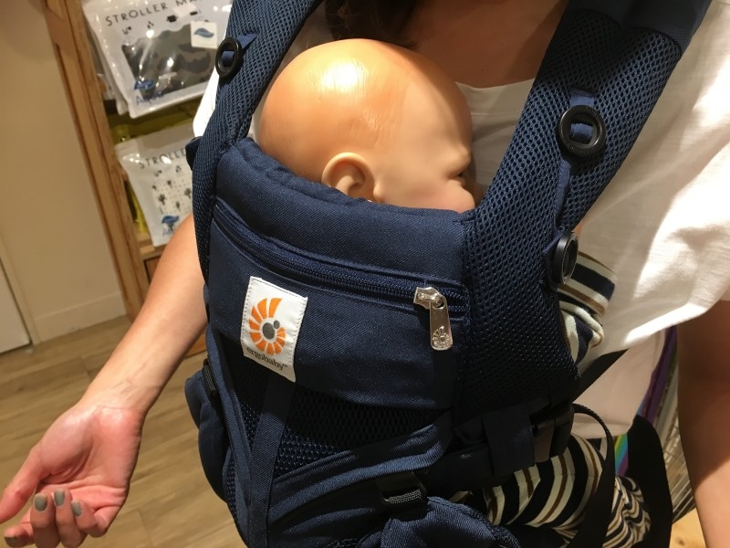 生後0~6週は、内側に折り込んで下のボタンに留めることで、首を支えます