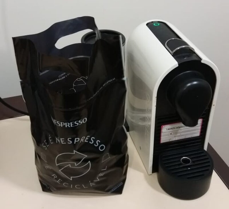 オフィスにおかれたカプセル式コーヒーマシーンとリサイクル用の回収サック