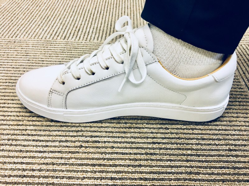 ネイビーチノパンから見える白ソックス。足元に馴染むため白ソックスが悪目立ちしません。