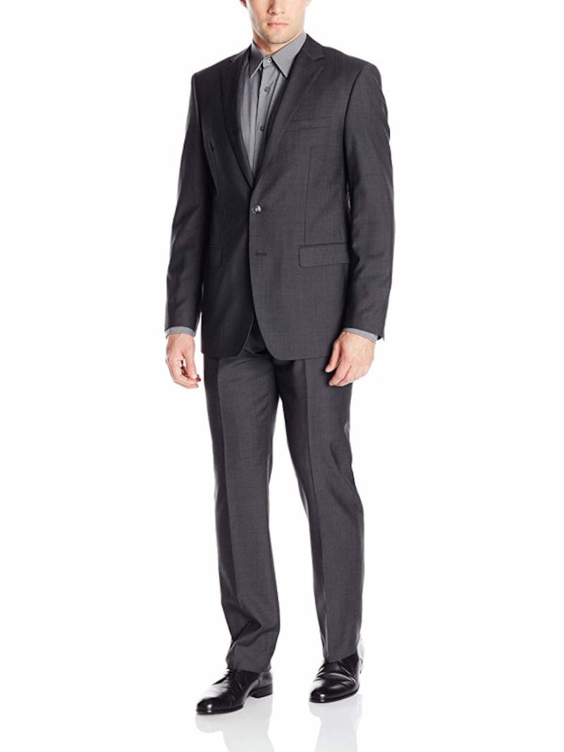 チャコールグレースーツの着こなし例:無地のスーツ、ミディアムグレーのシャツのノーネクタイスタイル (画像はAmazonより:http://www.amazon.co.jp/dp/B01D08IBCW/?tag=aajg-369-22&linkCode=as1&creative=6339)