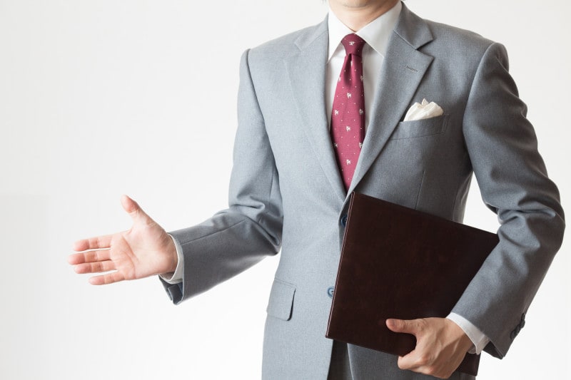「明るいグレー」のスーツは、見た目に涼やかですが、重厚さに欠けるかも？
