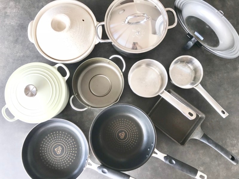 フライパン・鍋の収納の準備として、まずは持っている物をすべて出して見直すことが大切(ガイド自宅のフライパン・鍋の全量)