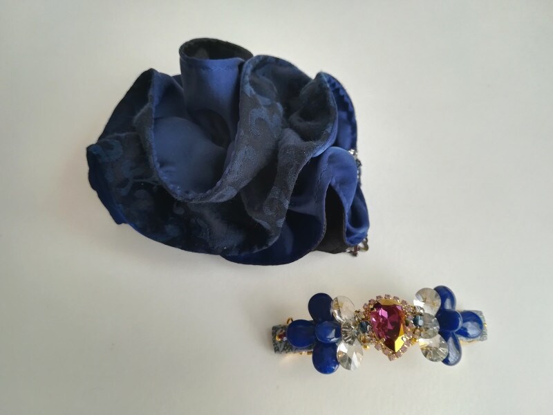 リバーシブルのリボンの両サイドにコームがついた「イージーコーム」。スタイリングを長時間楽しむために、バレッタを一緒につけることも