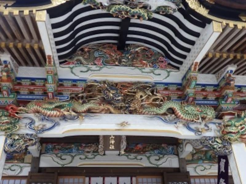 本殿正面の向拝を飾る5頭の竜の彫刻