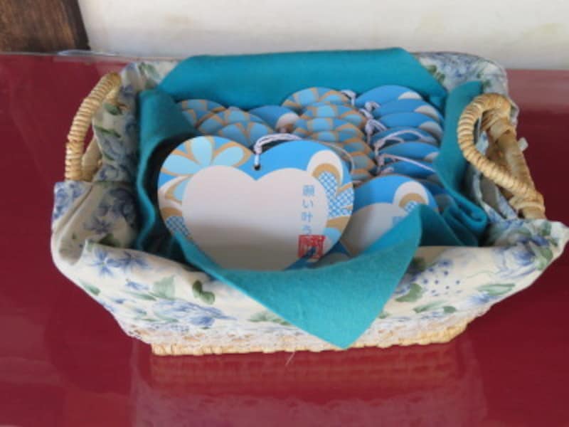 恋愛成就を願うハート型の「願い叶う」絵馬