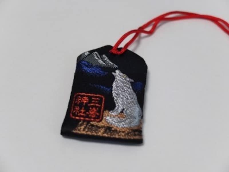 三峯神社のお守り『氣守』にデザインされたオオカミ