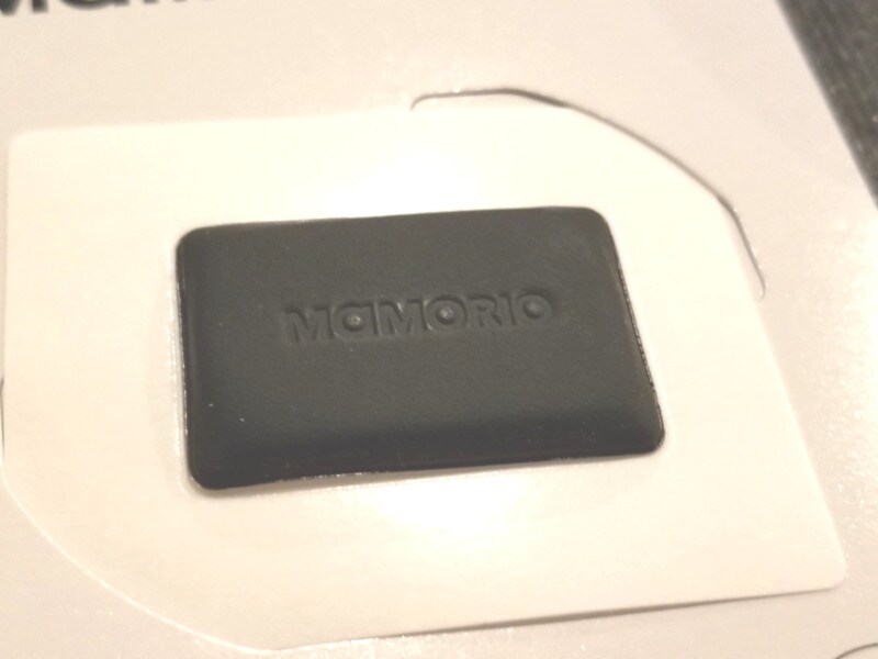 バッテリー内蔵だが、紙のように薄型。シールとして貼ることができる。