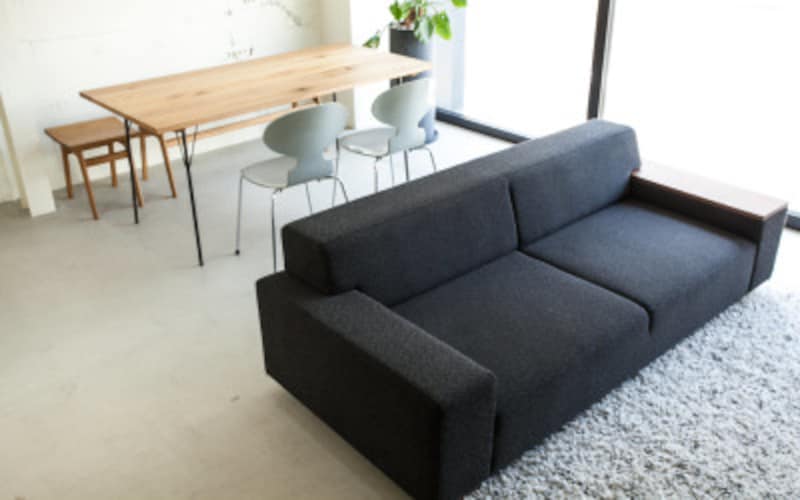 FLANNEL SOFA(フランネルソファ)のブリック2.5人掛け(写真の生地はGROUP4 GQシリーズ チャコールグレー)価格は仕様によって異なる(税込144200円~)(画像はFLANNEL SOFA オンラインストアより引用)