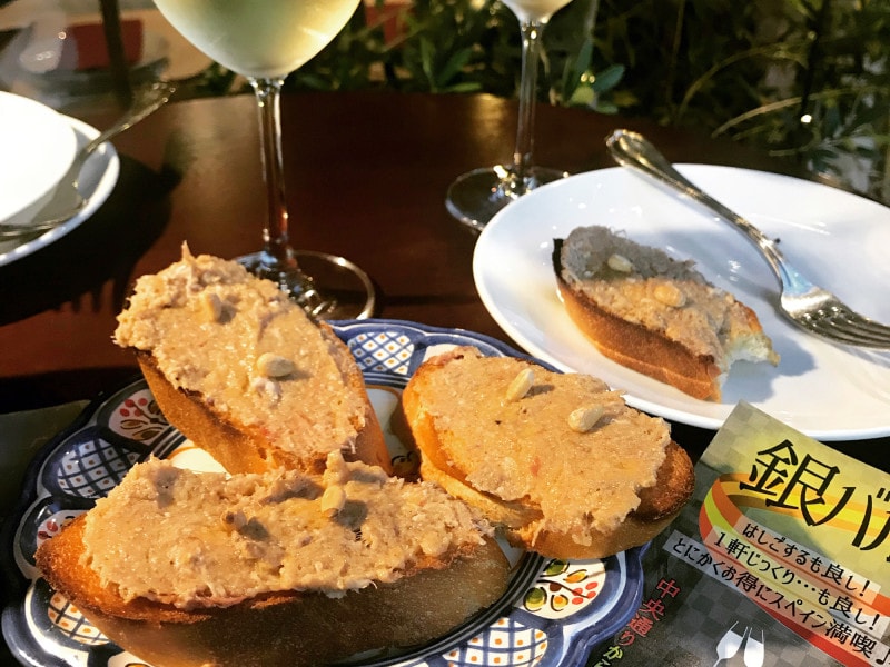 アロセリア・ラ・パンサの「豚・ウズラ・ウサギの暖かいリエット”モルテルエロ”のピンチョス with CAVA」。セットで1チケット。