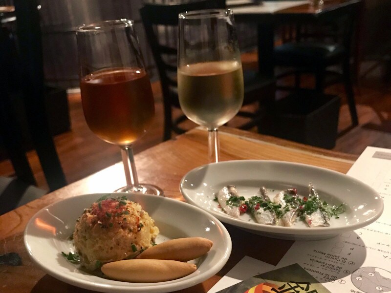 しぇりークラブの「ルサ・ポテトサラダ with アモンティリャード」と「イワシの酢漬け with マンサニージャ」。どちらもセットで1チケット。