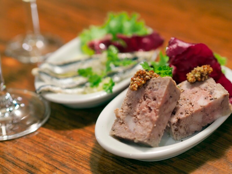 銀座の隠れ家的スペインバル、マルコナの「黒豚とイベリコ豚のパテ with 赤ワイン」。セットで1チケット。