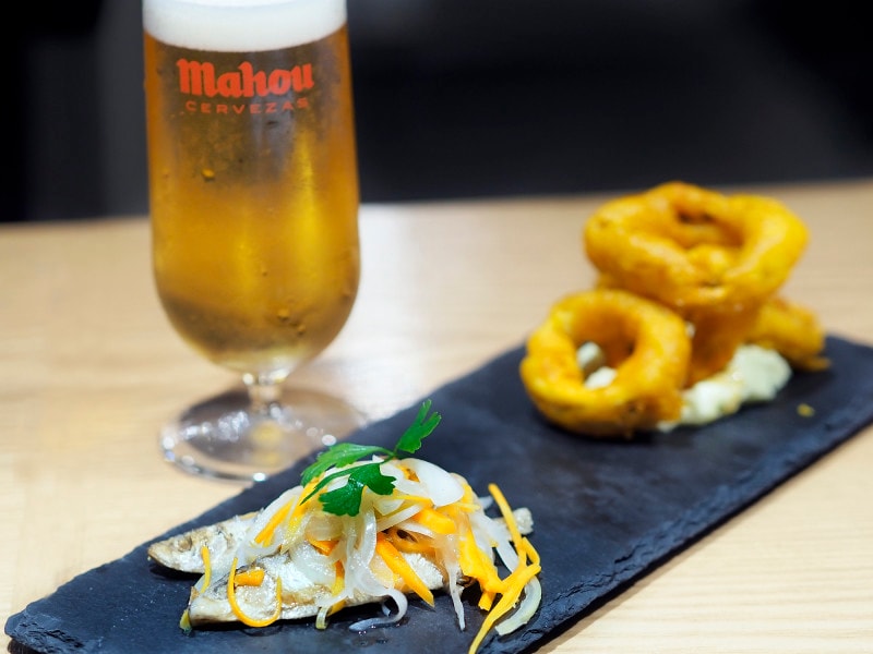 エル・トラゴンの「ニシンのエスカベッシュ&イカのスパイシーフリット2点盛り with マオウ生ビール」。セットで1チケット。