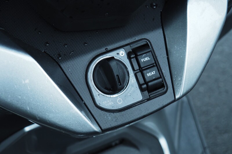 スマートキーを採用しているのでメインキー部分に差込口はなくノブになっている