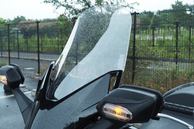 電動ウインドスクリーンを一番高く設定したところ。写真は雨天時に撮影したがかなり雨を遮る効果もあった