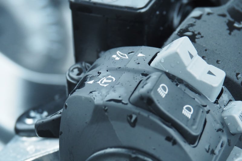 トルクコントロールは左集中スイッチでオフにも出来るが一般ライダーは特にオフにしなければいけないようなシチュエーションはないだろう