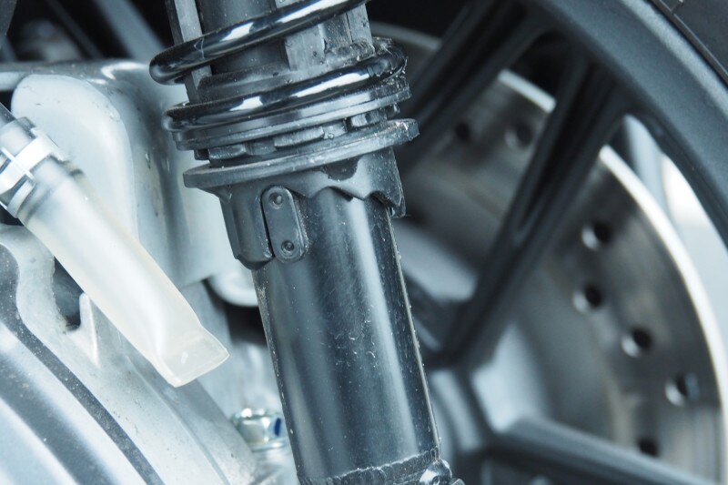 リアサスペンションにはプリロード調整機構が備わっている。画像は沈み込み量を一番大きくしたところ