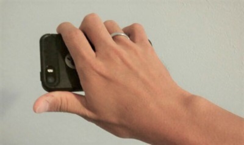リングを立てて指を通せば、ランニング中も落下させずスマホを手持ちできます