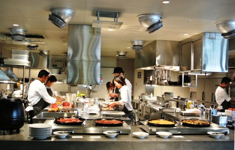 オープンキッチンの様子