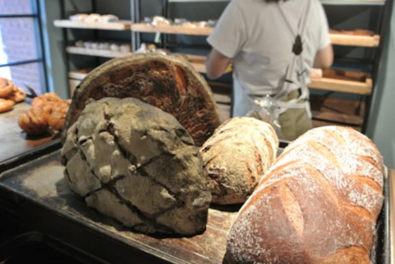 大型のパンはその場で切り分けてくれる。急ぎの人にはあらかじめスライスされて包装されたものも。