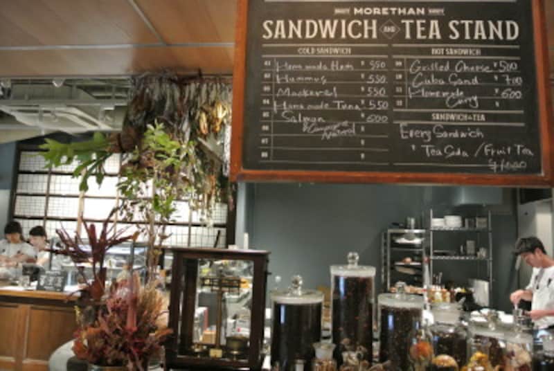 サンドイッチのオープンキッチンとTEA STAND