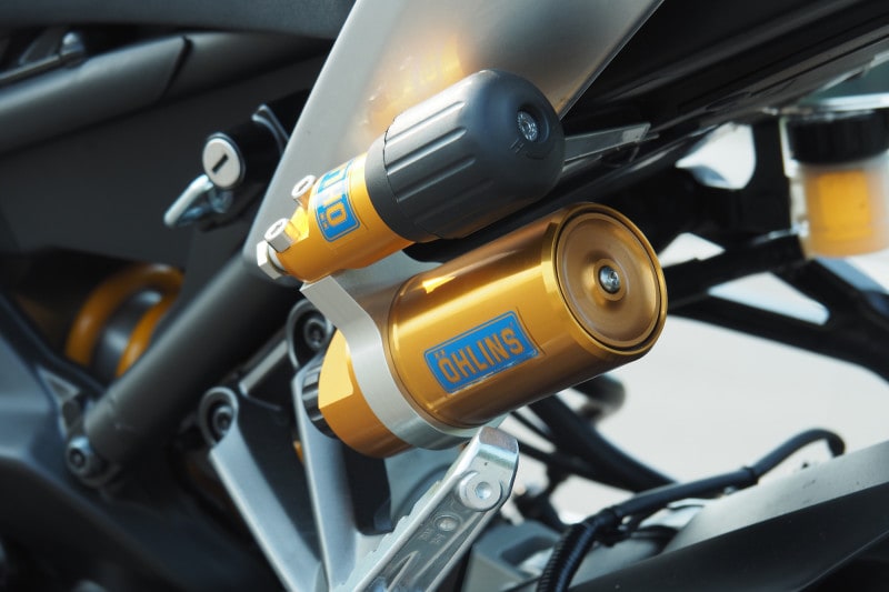 mt-09spのリアサスペンションに装備されているリモートプリロードアジャスターは調整時に工具を必要としない