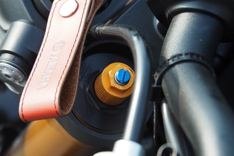 減衰力の調整は工具を使って行う