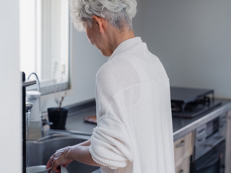 定年退職後は、夫婦で過ごす時間が増えることで、妻の生活のペースが乱れ、妻のストレスになる危険性も ※画像：PIXTA