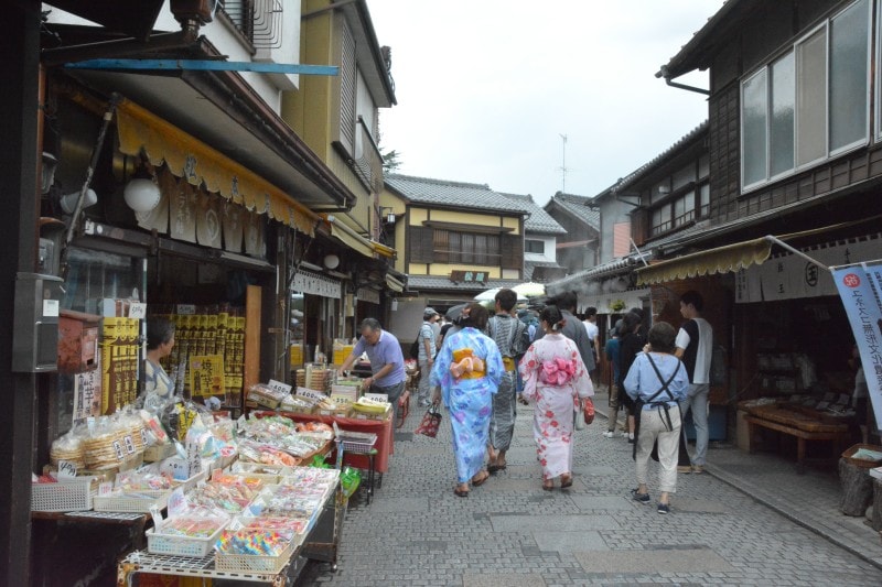 約20の菓子店舗が軒を連ねる「菓子屋横丁」